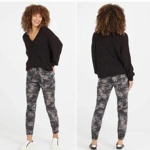 Spanx Size Large Camo Jogger Pants